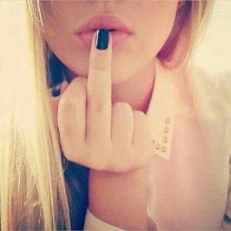 Блондинка показывает средний палец