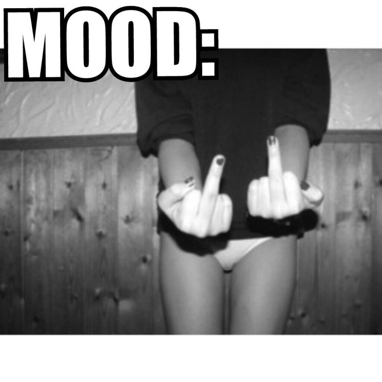 Девушка показывает фак парню