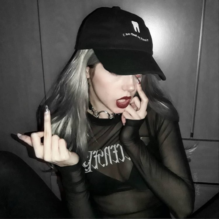 Девочка с факом