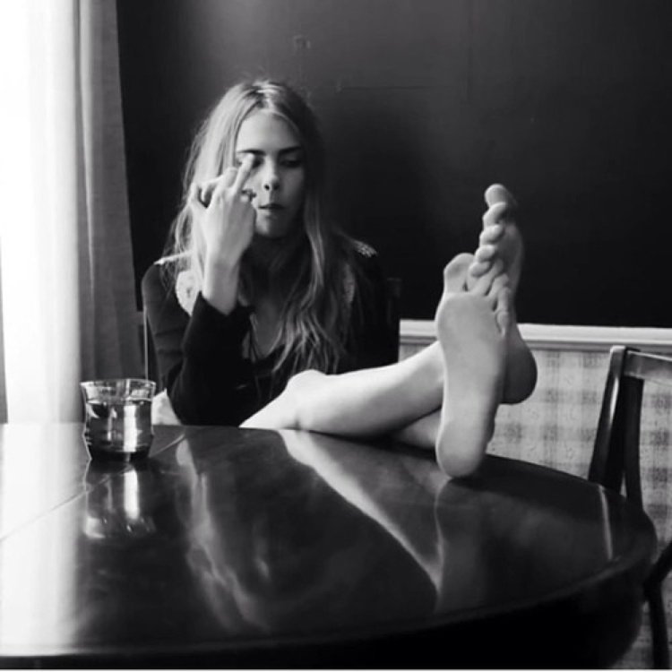 Средний палец девушки