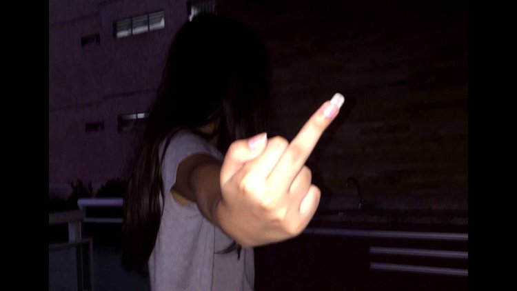 Тату девушка показывает средний палец