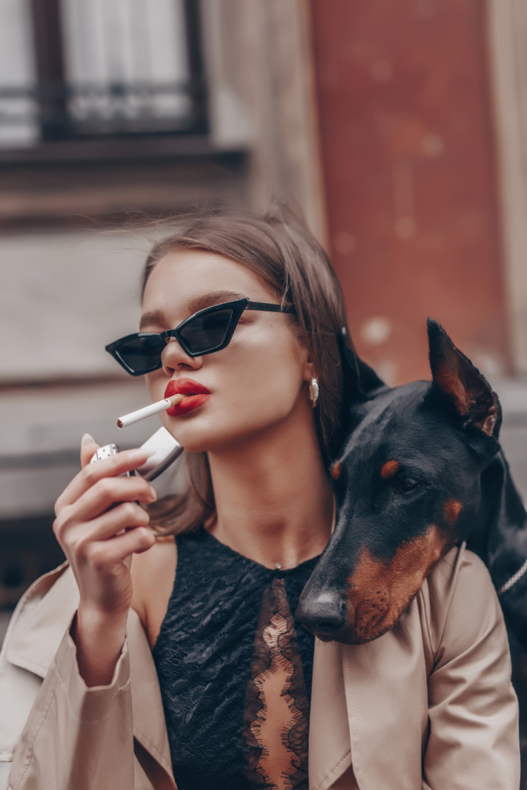 Зои Дойч с доберманом