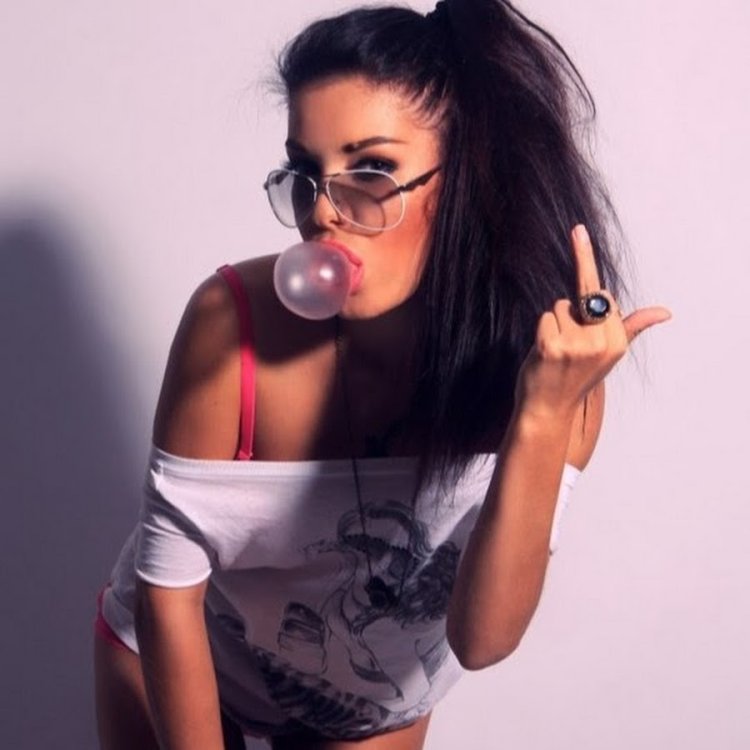 Дерзкая смешная девушка