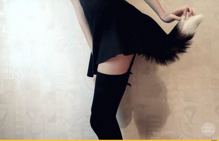 Девушка в юбке с хвостом