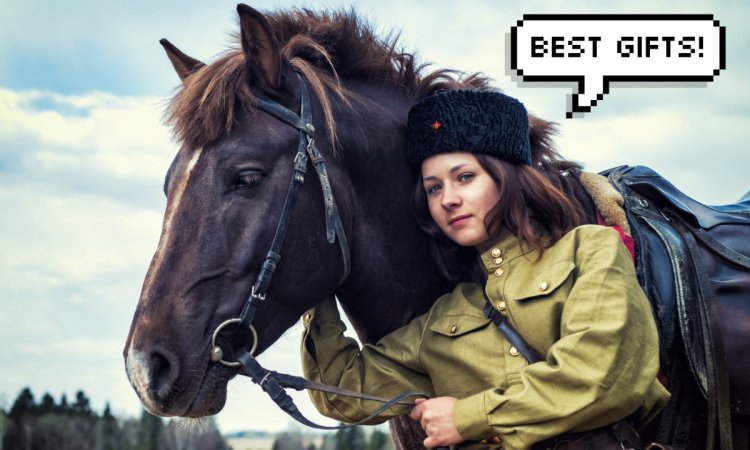 Девушка с шашкой на коне