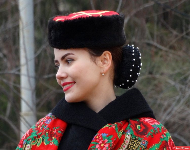 Девушка в народном костюме