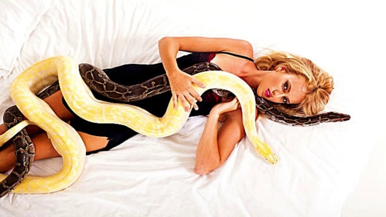 Девушка змея