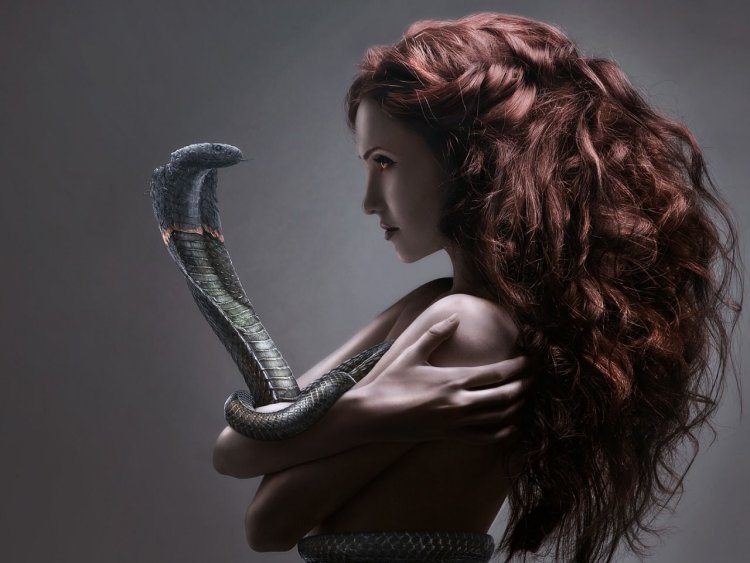 Женщина с питоном на плечах