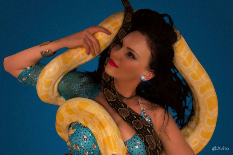 Фотосессия со змеями в белье