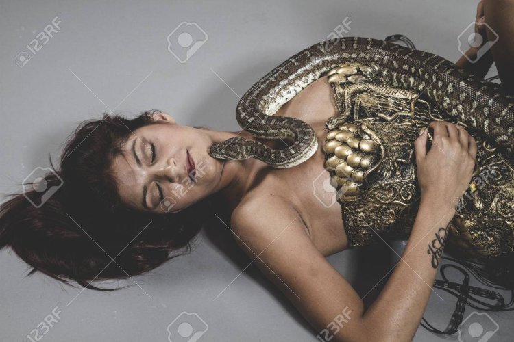 Девушка занимается фистингом с большой змеёй