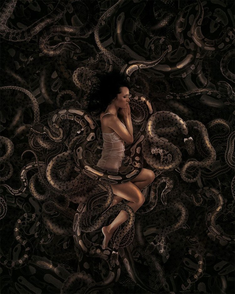 Змея вползает в девушку