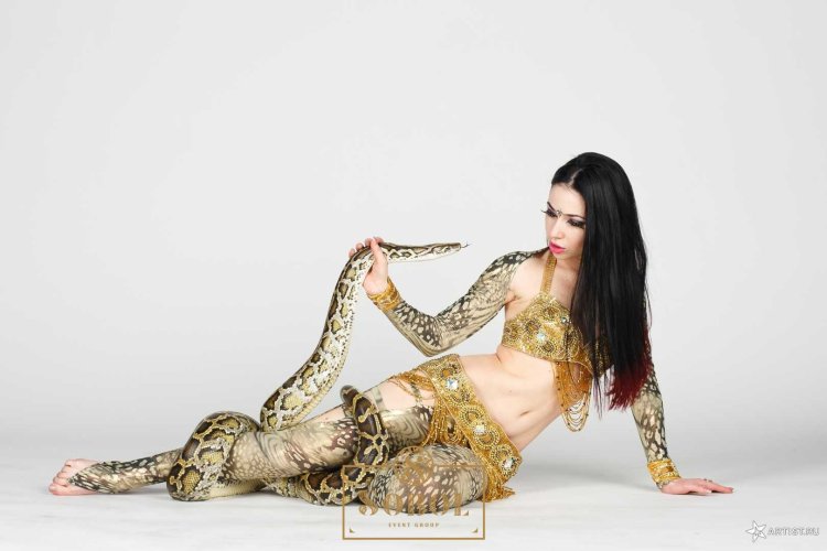 Восточный танец со змеей