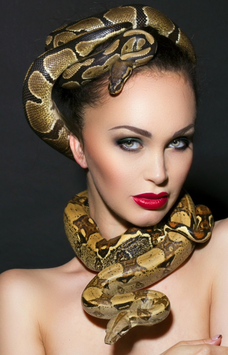 Бритни Спирс со змеей