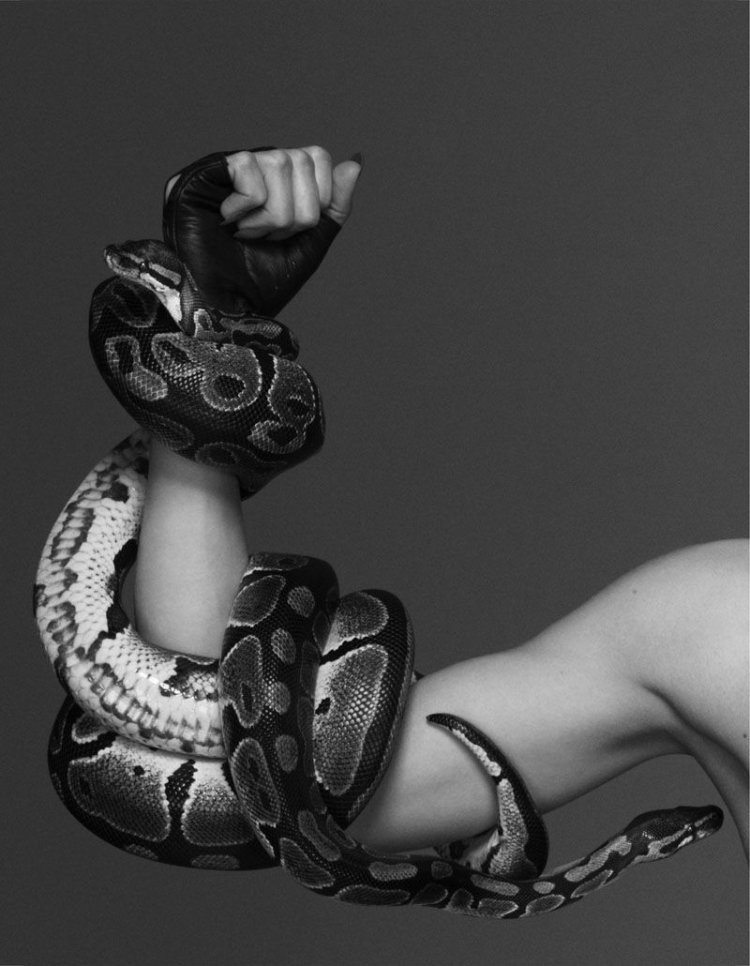 Змея на женской груди