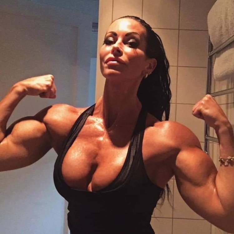 Adriana Kuhl biceps