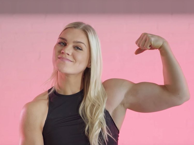 Катя Хармони бицепс