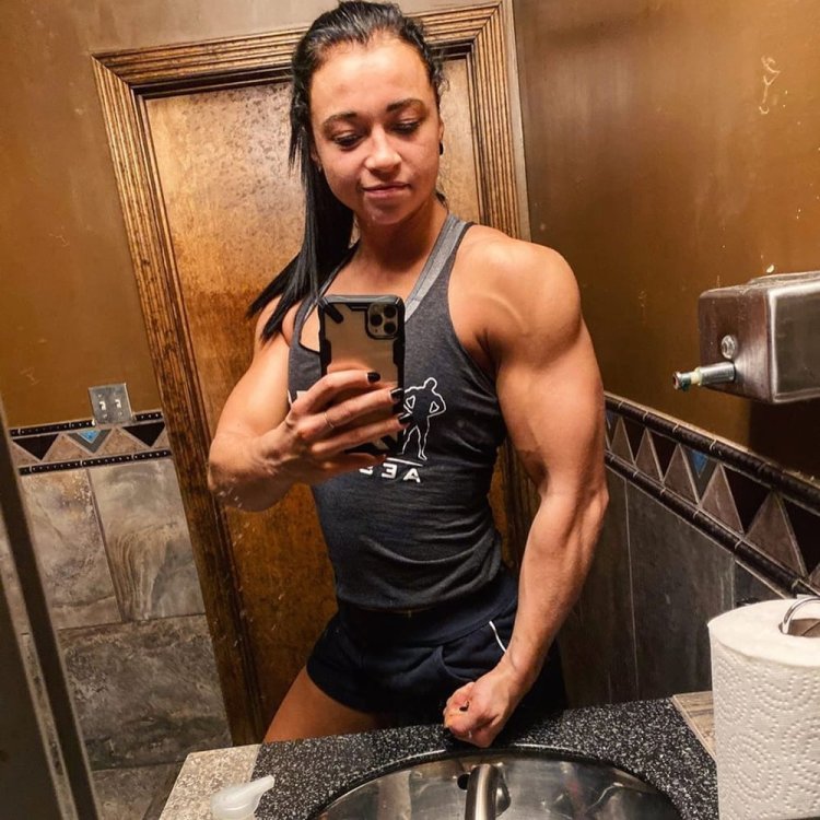 Девушки с гигантским бицепсом