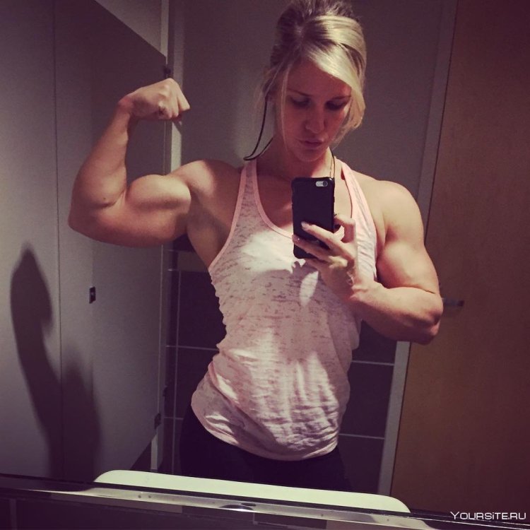 Огромный бицепс у девушки