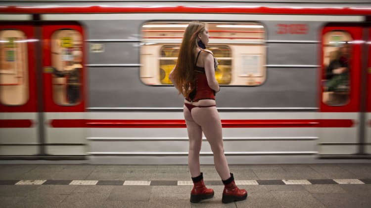 Девушки в метро летом