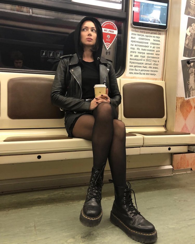Настасья Самбурская в колготках