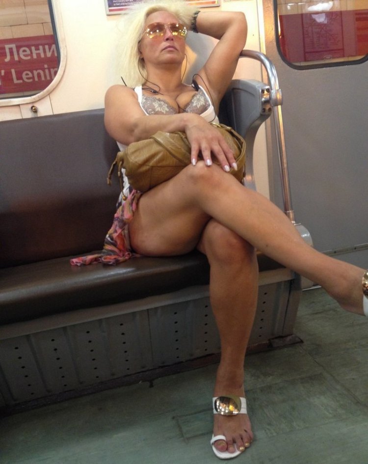 Взрослые женщины в метро