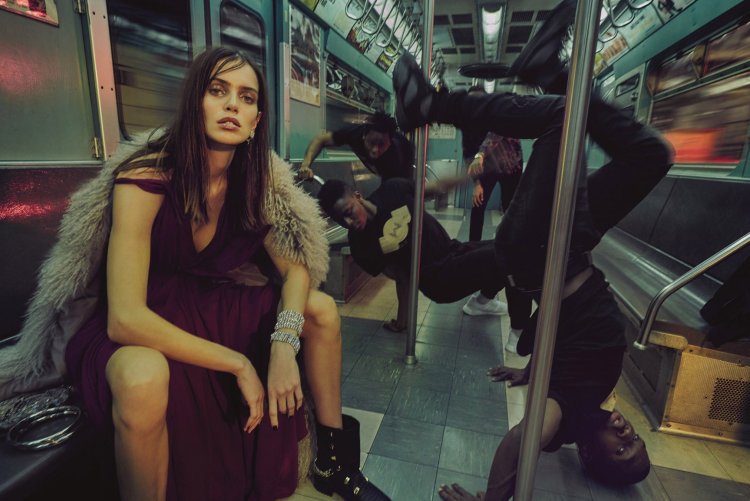 Девушки в метро