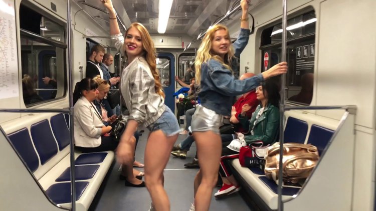 Девушка танцует в метро