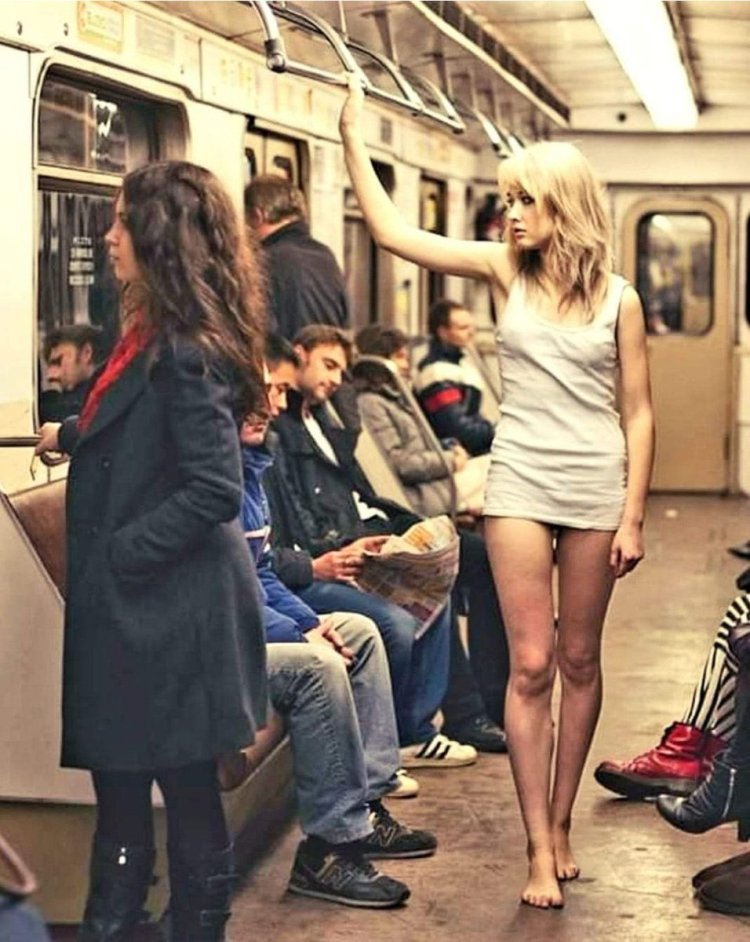 Девушка в платье прикол