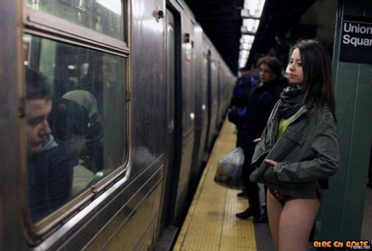 Девушка в купальнике в метро
