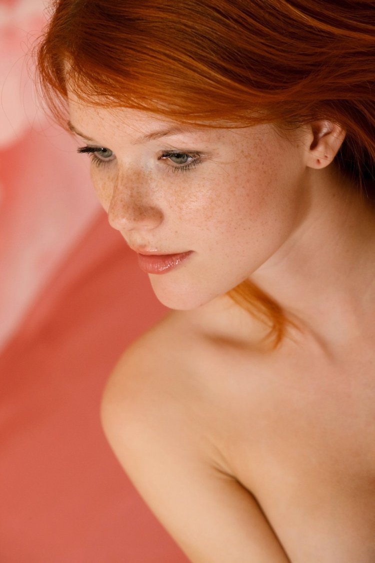 Веснушки на теле девушки