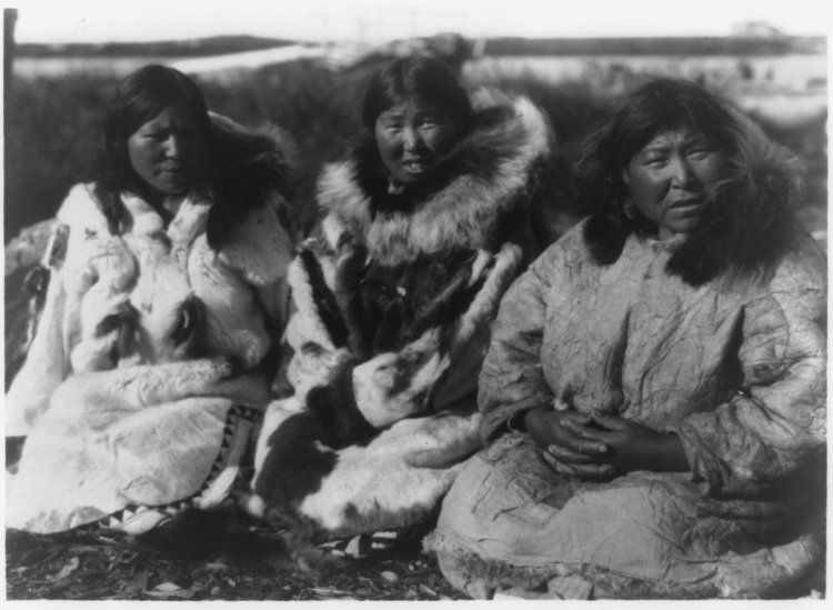 Чукотские девушки в купальнике