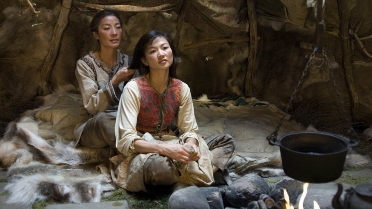 Девушка чукча у яранги