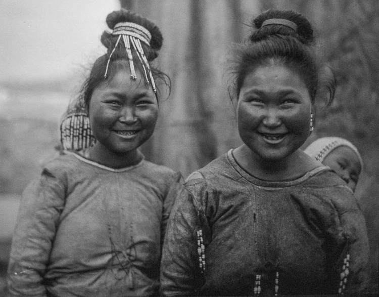 Чукотские девушки в купальнике