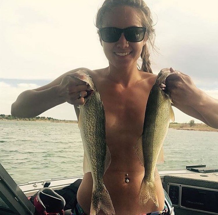 Девушка с рыбой в руках