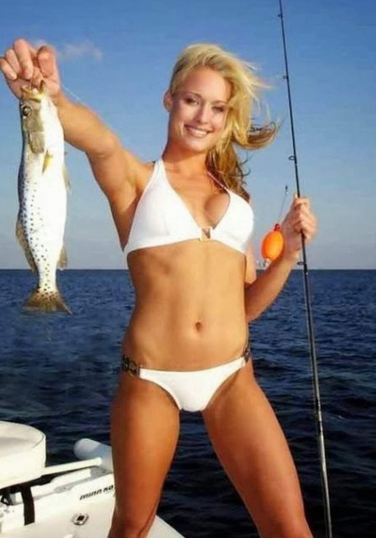 Красивые девушки на рыбалке