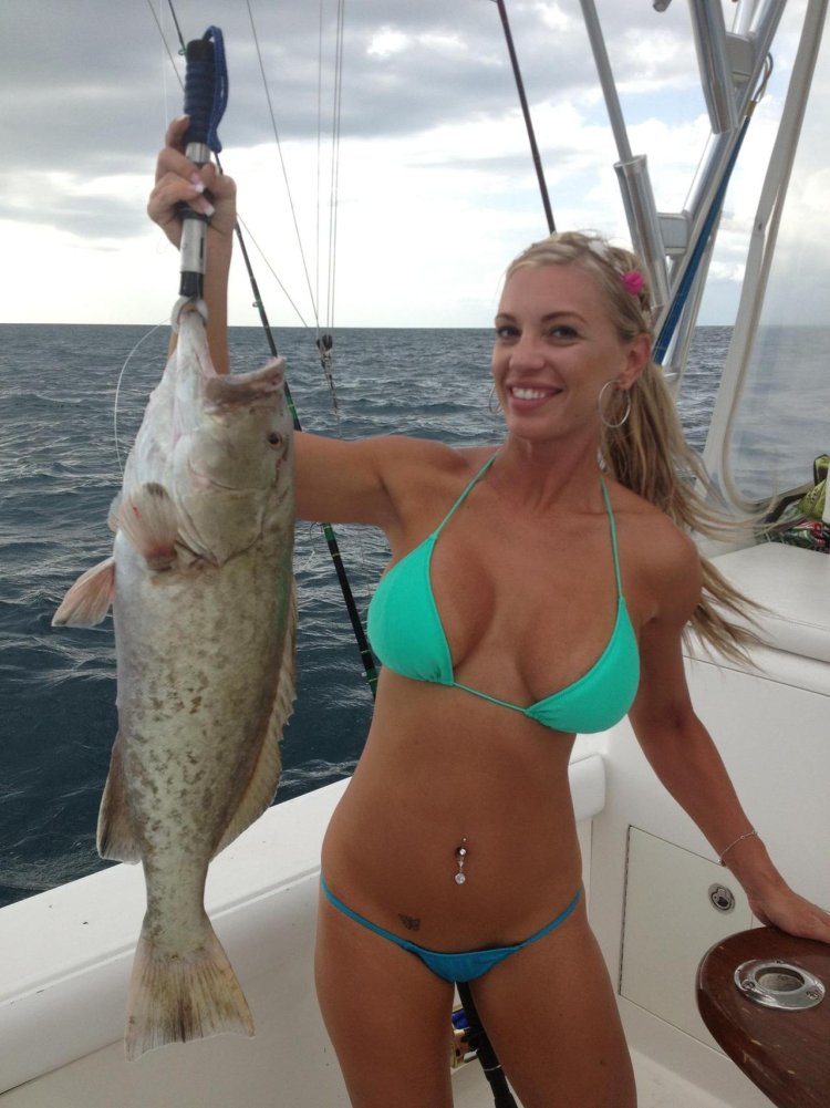 Девушка с крупной рыбой