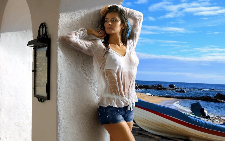 Девушки в мокрых футболках