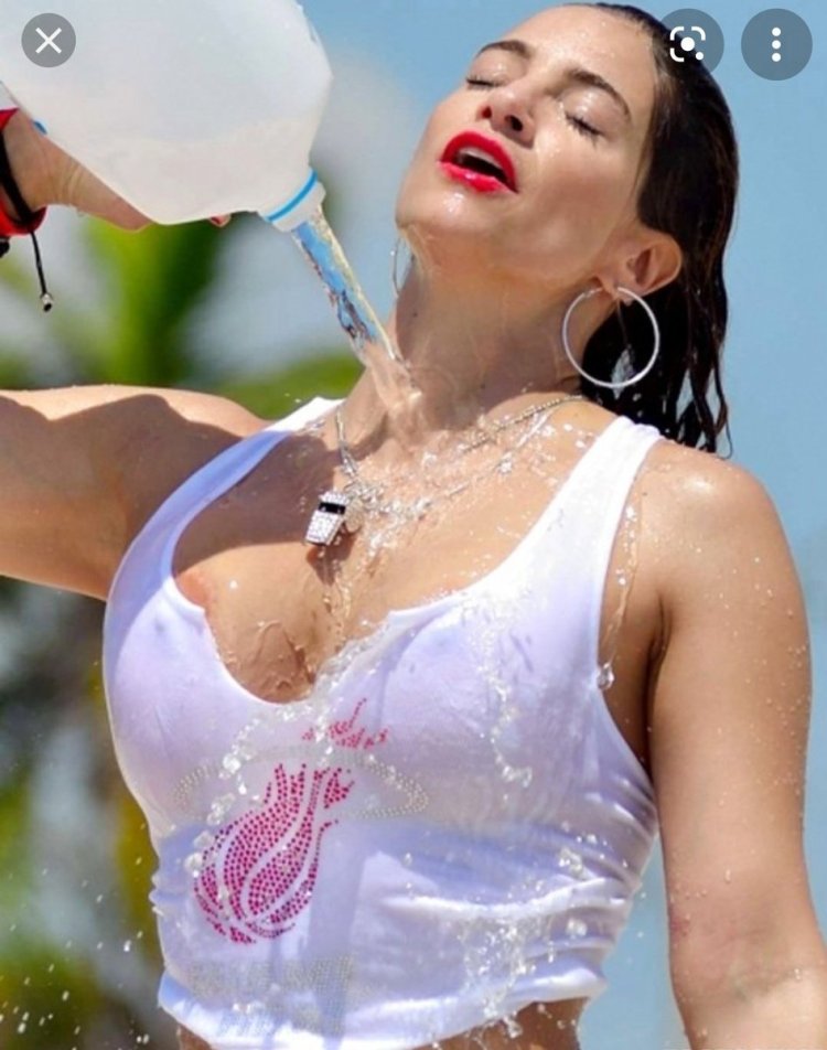 Красивая брюнетка в шортах