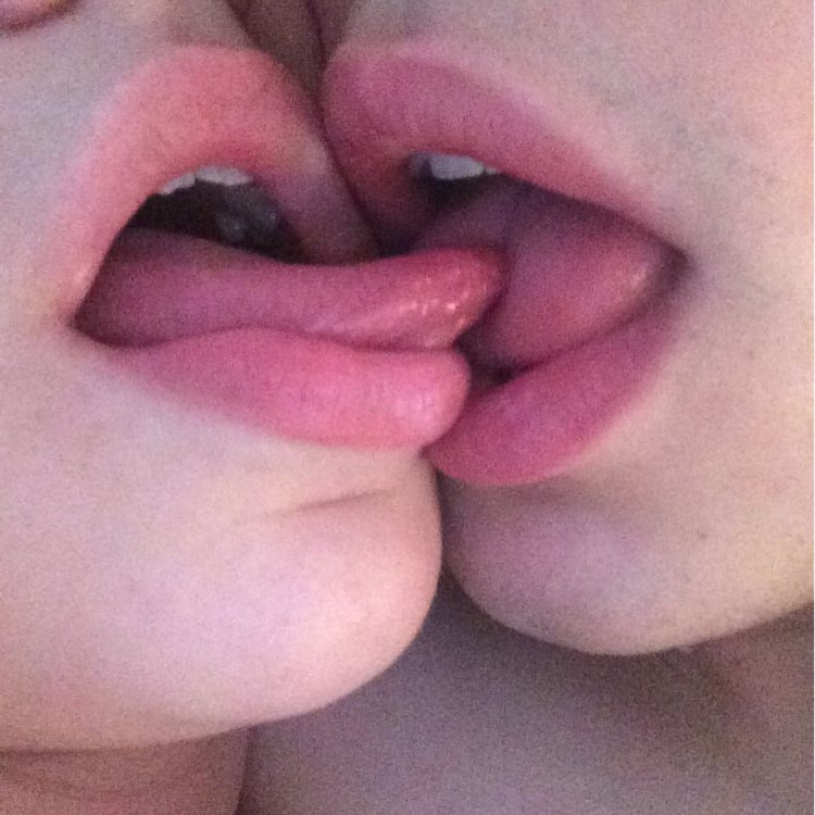 Сохраненки поцелуй с языком