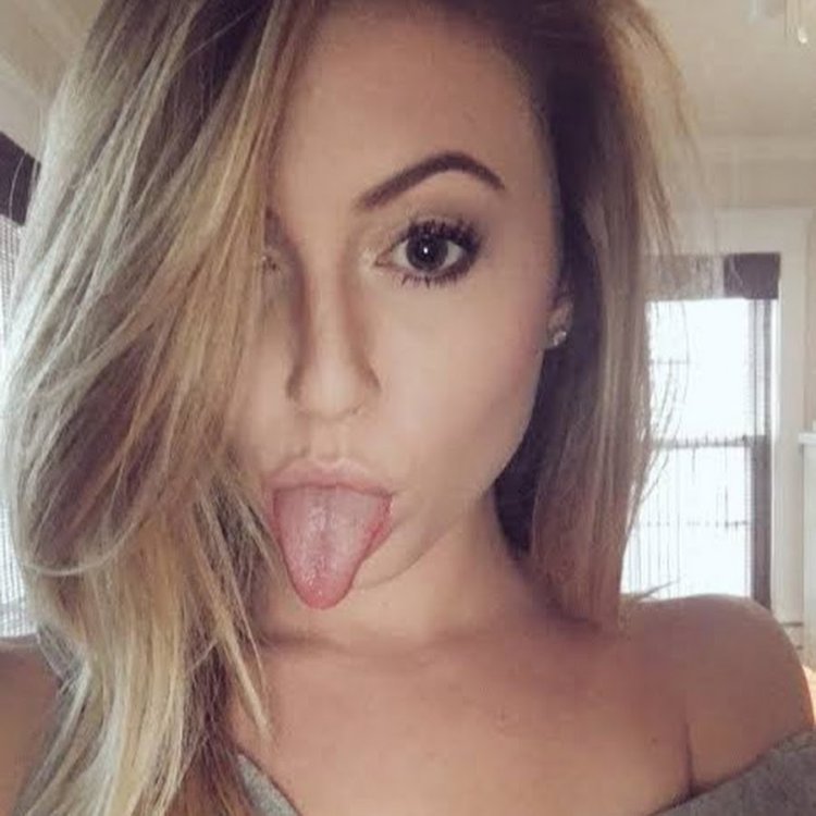 Селфи с языком девушки