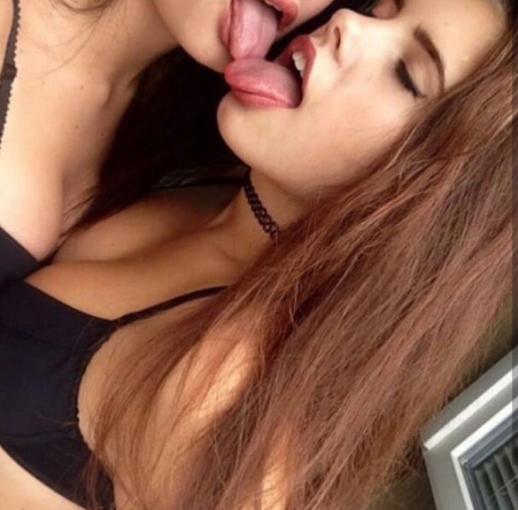 Поцелуй лесбух