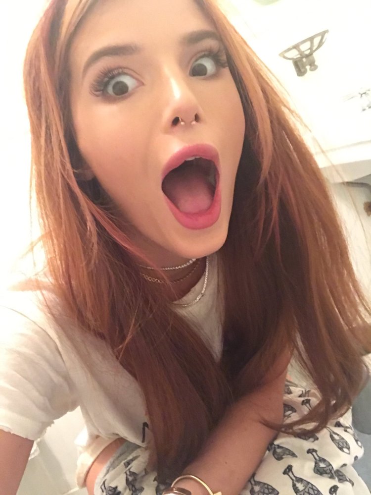 Bella Thorne язык