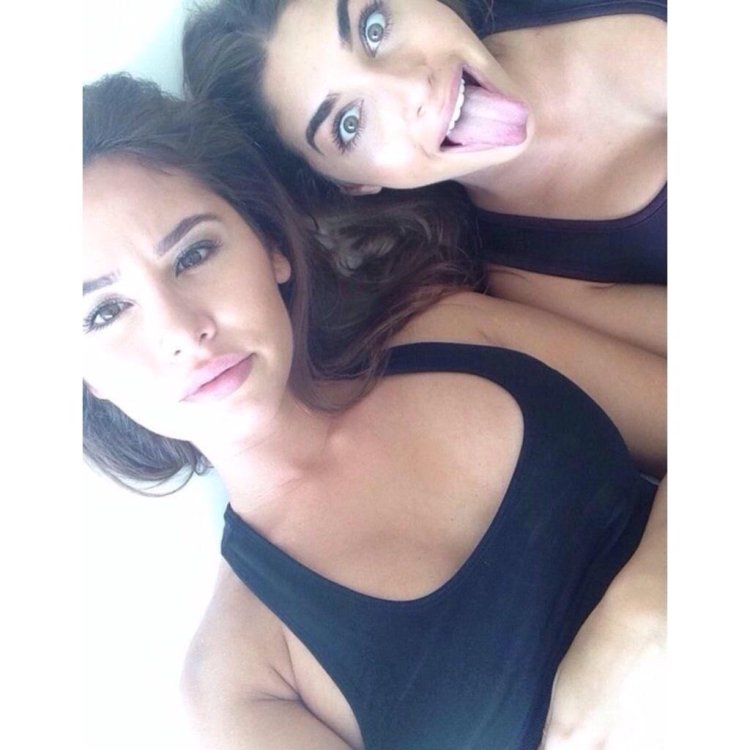 Селфи двух подруг