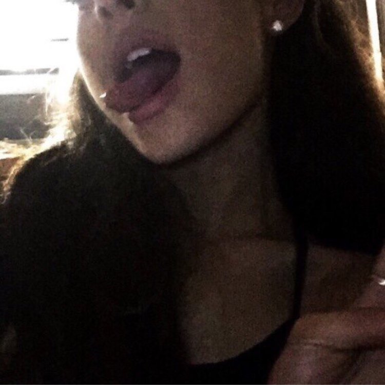 Селфи открытый рот брюнетка