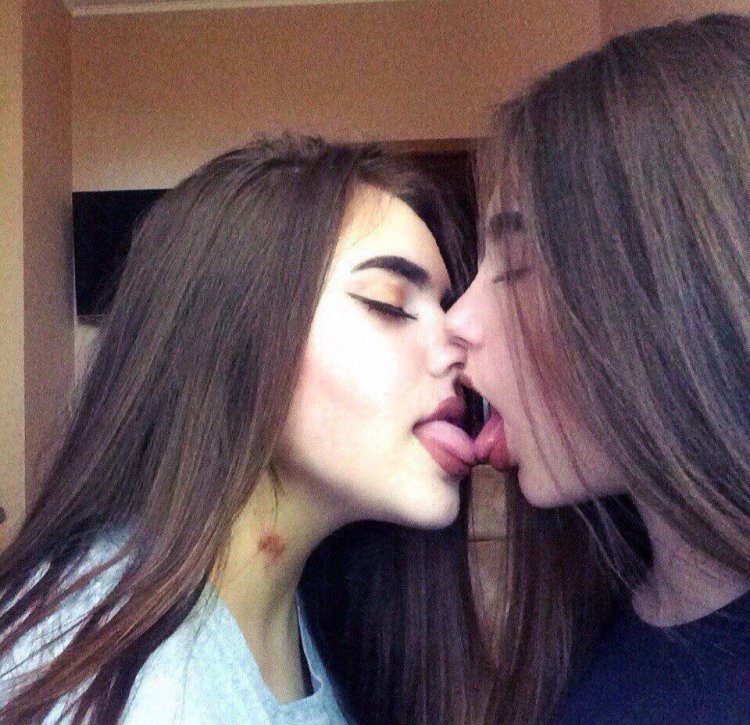 Девушка целует девушку с языком