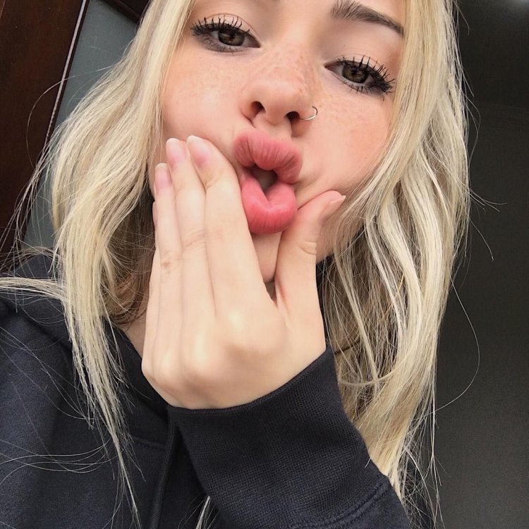 Девушка с высунытым язычком