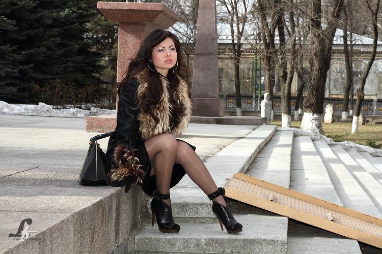 Женщины в юбках на улице