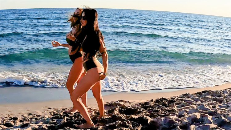 Подруги на пляже