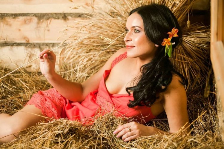 Злата Огневич на сеновале