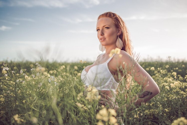 Красотка в поле